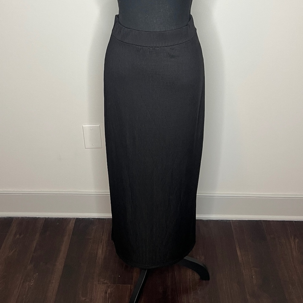 Ribbed Black Skirt